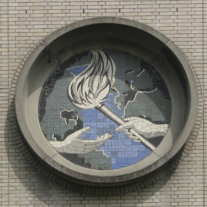 905312 Afbeelding van het gebrandschilderde ronde venster in de gevel van het kerkgebouw van het Apostolisch ...